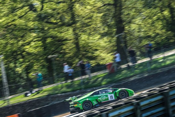 Grasser-Lamborghini paces opening practice session at Brands Hatch