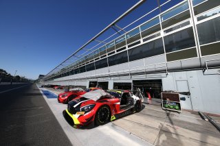 AMBIANCE PITLANE CARS DURING SETUP DAY