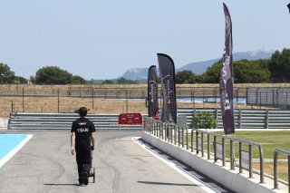 MECHANIC IN THE PITLANE