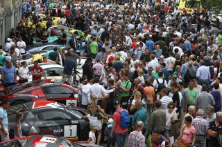 CROWD AMBIANCE PARADE