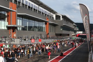 CROWD DURING PITWALK