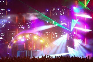 CROWD LISTENNING TO MARTIN SOLVEIG LIVE SET