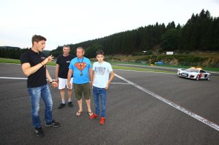 KEVIN ESTRE (FRA) VON RYAN RACING AND MCLAREN FACTORY DRIVER WITH FANS