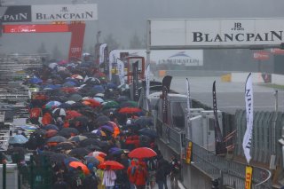 CROWDY PITLANE DURING AUTOGRAPH SESSION
