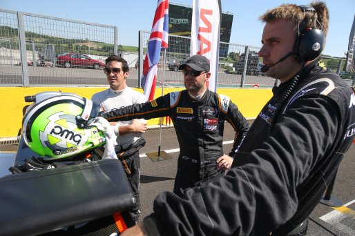 #58 GARAGE 59 (GBR) MCLAREN 650 S GT3 ALVARO PARENTE (PRT) ROB BELL (GBR) AND THEIR ENGINEER | OLIVIER BEROUD / VISION SPORT AGENCY