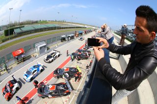 FAN ON THE ROOF OVER THE PITLANE