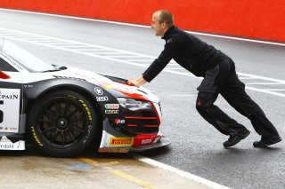 MECHANIC PUSHING THE #6 PHOENIX RACING (DEU) AUDI R8 LMS ULTRA GT3 OF MARKUS WINKELHOCK (DEU) NIKI MAYR MEINHOF (AUT)