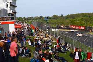 CROWD WATCHING THE MAIN RACE