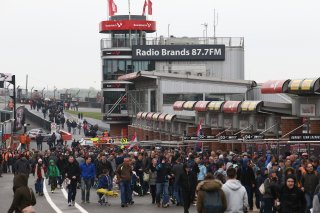 AMBIANCE PITLANE DURING AUTOGRAPH SESSION