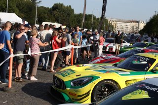 FANS DURING PARADE