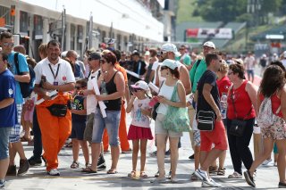 FANS IN PITLANE 