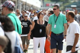 FANS IN PITLANE