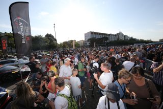 AMBIANCE CROWD DURING PARADE