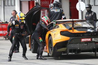 #58 STRAKKA RACING (GBR) MCLAREN 650S GT3 ALVARO PARENTE (PRT) BEN BARNICOAT (GBR)
