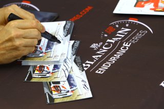 AMBIANCE AUTOGRAPH SESSION