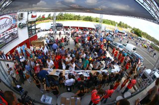 OVERALL VIEW OF THE AUTOGRAPH SESSION