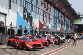 AMBIANCE PITLANE CARS DURING FREE PRACTICE SESSION