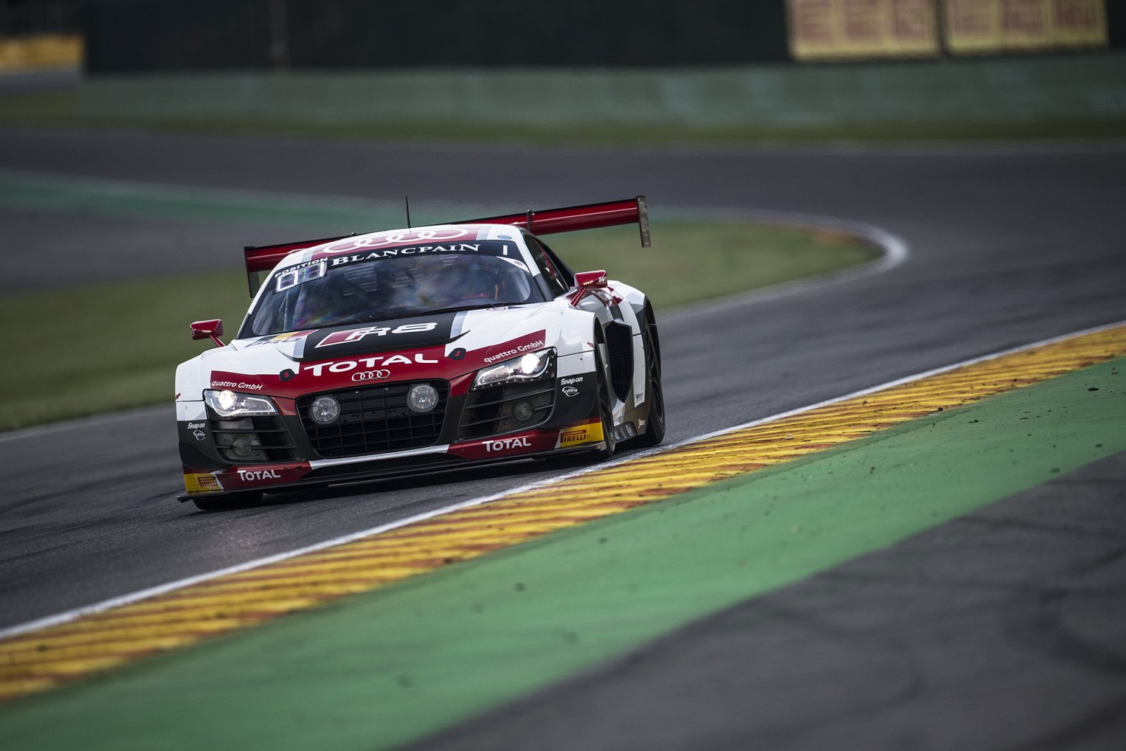 Laurens Vanthoor puts #1 Belgian Audi Club Team WRT Audi on pole