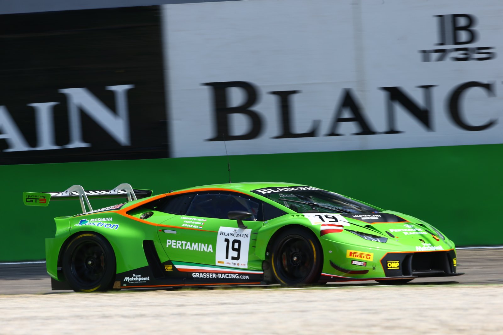 Breaking : Lamborghini Huracan takes win at maiden race