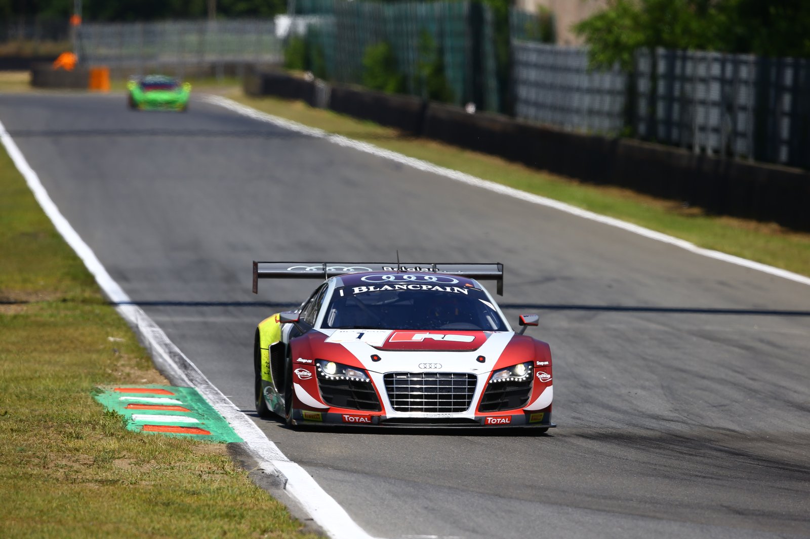 News Flash : Home win for Laurens Vanthoor and Robin Frijns in Zolder