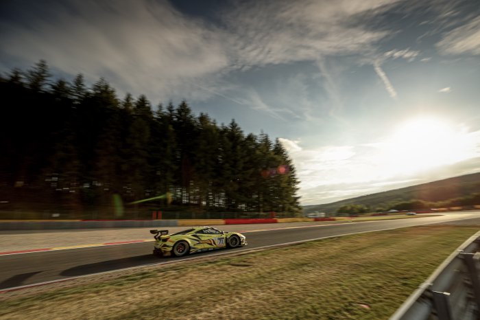 La pression monte alors que le soleil se lève sur le circuit de Spa-Francorchamps