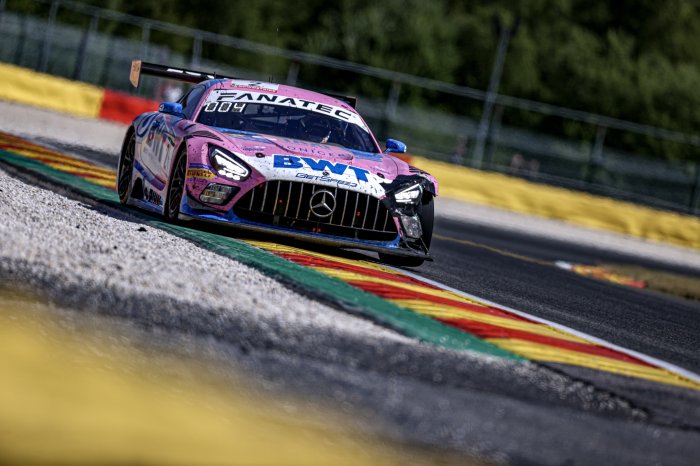 90 minuten te gaan: twee Mercedes-AMG bolides duelleren om zege in TotalEnergies 24 Hours