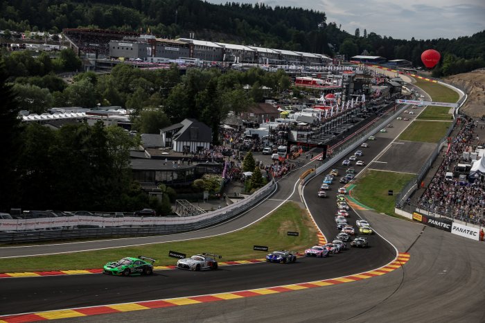 Après 1 heure : Dinamic Motorsport en tête à Spa avec la Porsche #54