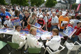 AUTOGRAPH SESSION