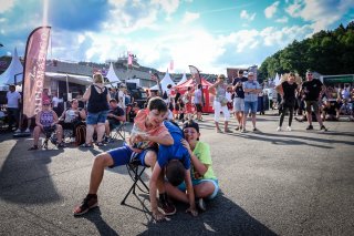Fanzone, Race
