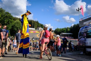 Fanzone, Race
