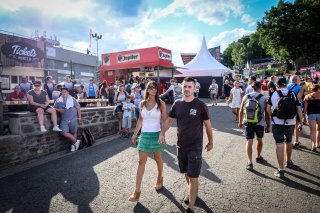 Fanzone, Race
