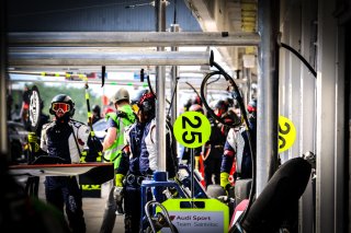 Free Practice 2, Pitlane Ambiance
