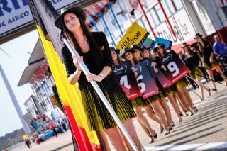 Race 1, Gridgirls