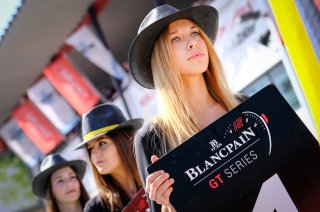 Race 1, Gridgirls