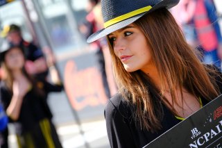 Race 1, Gridgirls