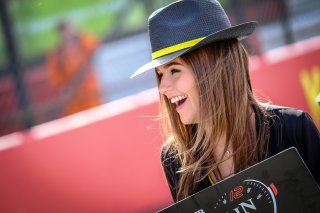 Race 1, Gridgirls