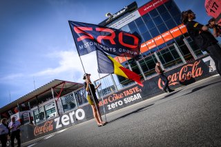 Race 1, Gridgirls