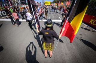 Race 1, Gridgirls