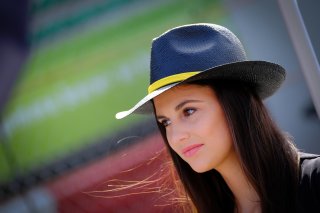 Race 1, Gridgirls