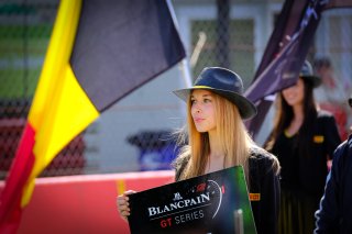 Race 1, Gridgirls