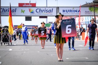Race 2, Gridgirls