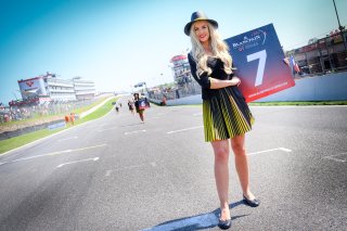 Race 1, Gridgirls