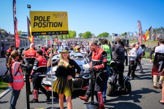 Race 1, Gridgirls