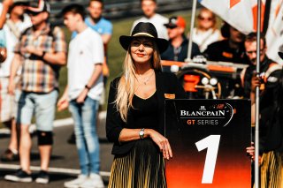 Race 2, Gridgirls