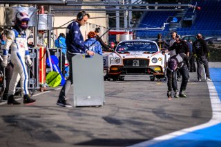 #31 Team Parker Racing GBR Bentley Continental GT3, Pitlane
