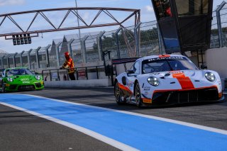 #20 GPX Racing UAE Porsche 911 GT3 R, Pitlane
