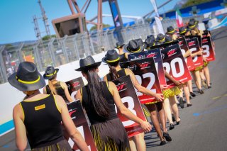 Gridwalk, Race
