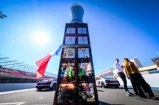 Gridwalk, Race
