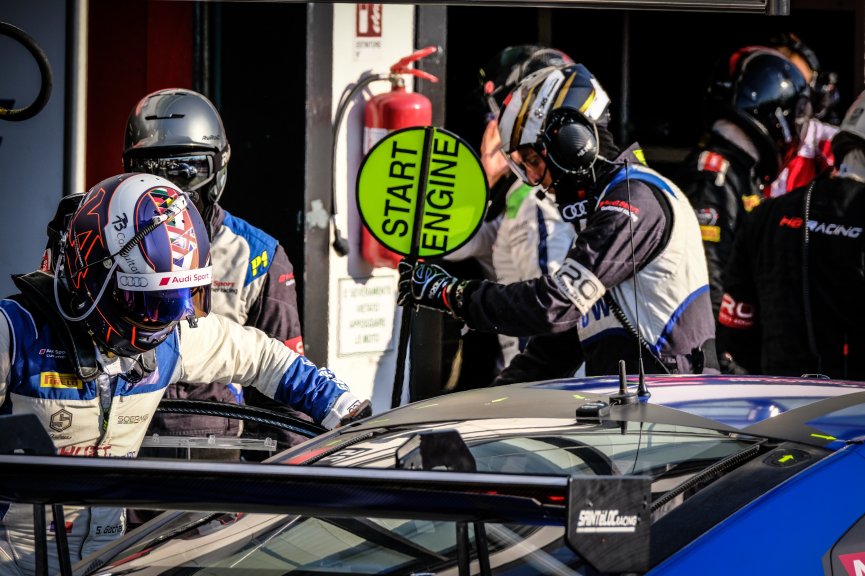 Free Practice 2, Pitlane
