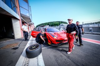 #111 Kessel Racing CHE Ferrari 488 GT3, Pitlane
